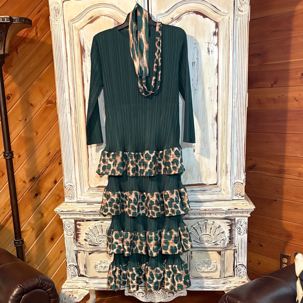 Oh So modest- One Size- awesome Chic Green and Leopard Print Tiered Dress- WOW!! - Picture 2 of 2